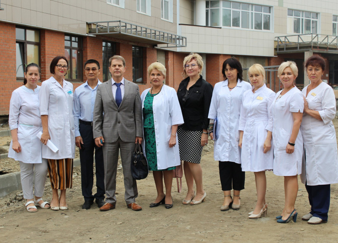 Министр здравоохранения Иркутской области Олег Ярошенко совершил рабочий визит в детскую поликлинику Иркутской городской клинической больницы № 9