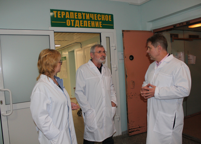 Олег Ярошенко посетил медицинские учреждения города Усть-Илимска